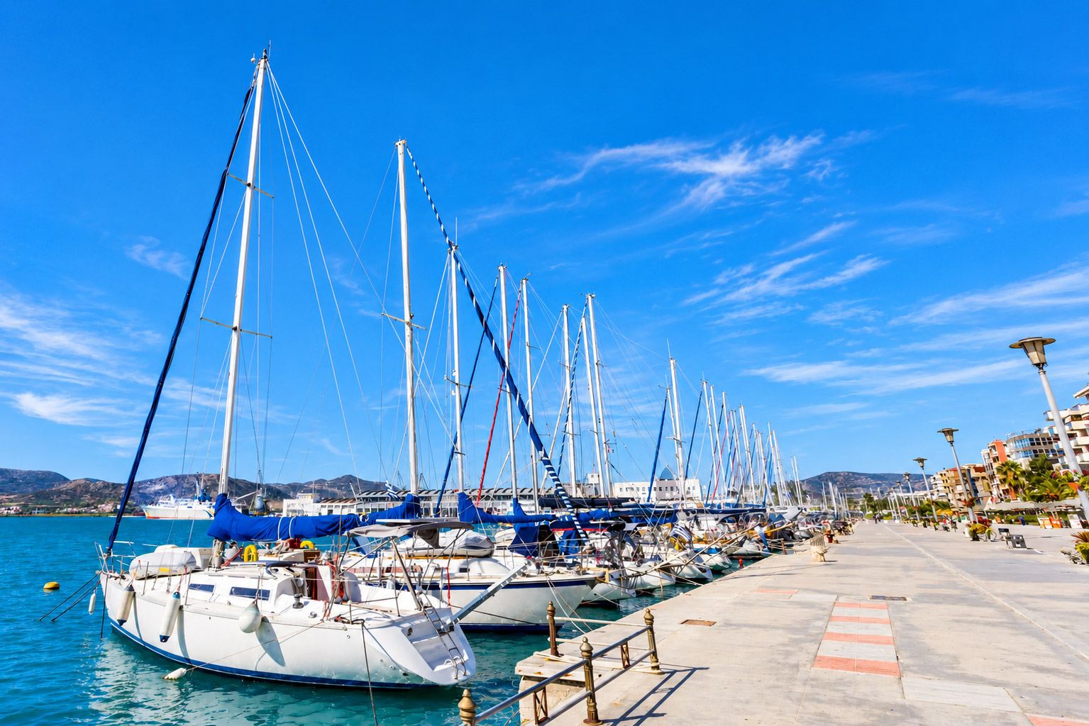 Port de plaisance avec des pontons remplis de bateaux au bord de la mer