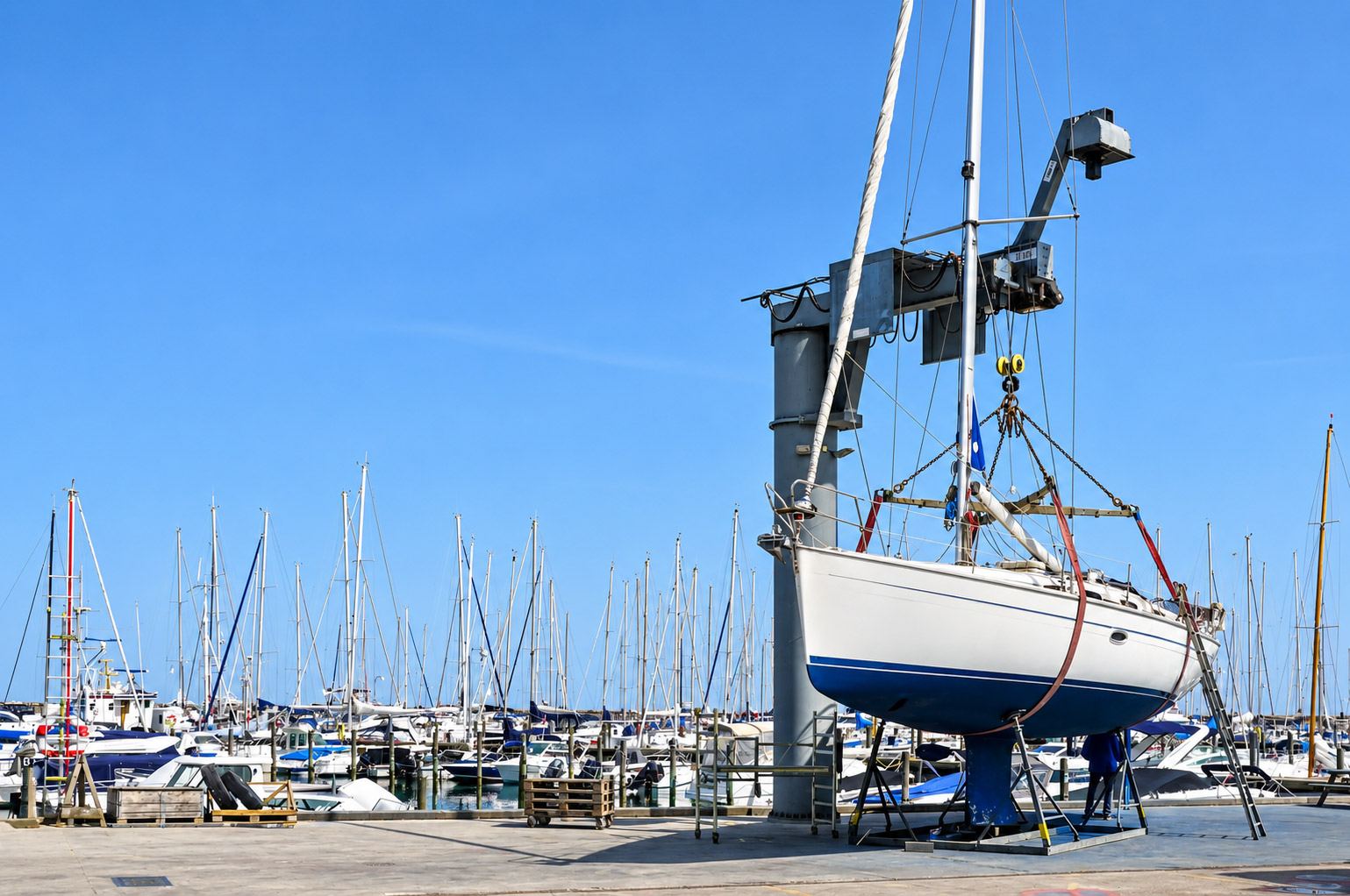 Travel lift sortant un bateau de l'eau sur l'aire de carénage